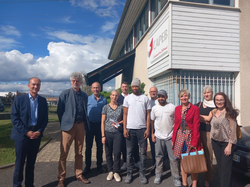 Prefet64's tweet photo. #semainedelintegration👷
La secrétaire générale adjointe a visité ce jour le GEIQ BTP 64 situé à Lescar. Ce groupement d'employeurs accompagne notamment les étrangers dans leurs projets d'insertion professionnelle et les aide à obtenir une qualification dans le domaine du BTP. https://t.co/DVDVOWV71p