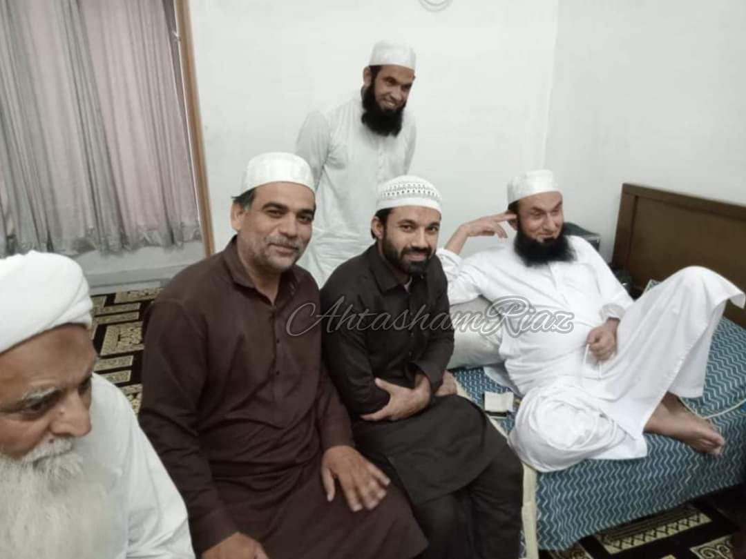 CricPassionTV's tweet photo. #TopMemory
Pakistani cricketer Muhammad Rizwan with Maulana Tariq Jameel Sahib.
#Dawat #Tableeg https://t.co/2F6e1BmtgT