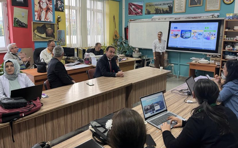 eTwinninginegol's tweet photo. Okul Temelli Hizmetiçi Eğitimler kapsamında, Zeki Konukoğlu Anadolu Lisesinde 3 Gün süren Web 2.0 Araçlarını Tanıma ve ESEP-Avrupa Projelerine Giriş Seminerimizin son gününe İlçe Milli Eğitim Müdürümüz Sayın Ali DOĞRU da katıldı. Katılım sağlayan herkese teşekkürler.

@alidogrru https://t.co/eAbPPVeL7Z