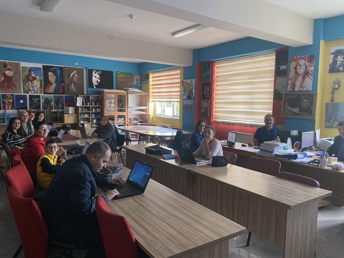 eTwinninginegol's tweet photo. Okul Temelli Hizmetiçi Eğitimler kapsamında, Zeki Konukoğlu Anadolu Lisesinde 3 Gün süren Web 2.0 Araçlarını Tanıma ve ESEP-Avrupa Projelerine Giriş Seminerimizin son gününe İlçe Milli Eğitim Müdürümüz Sayın Ali DOĞRU da katıldı. Katılım sağlayan herkese teşekkürler.

@alidogrru https://t.co/eAbPPVeL7Z