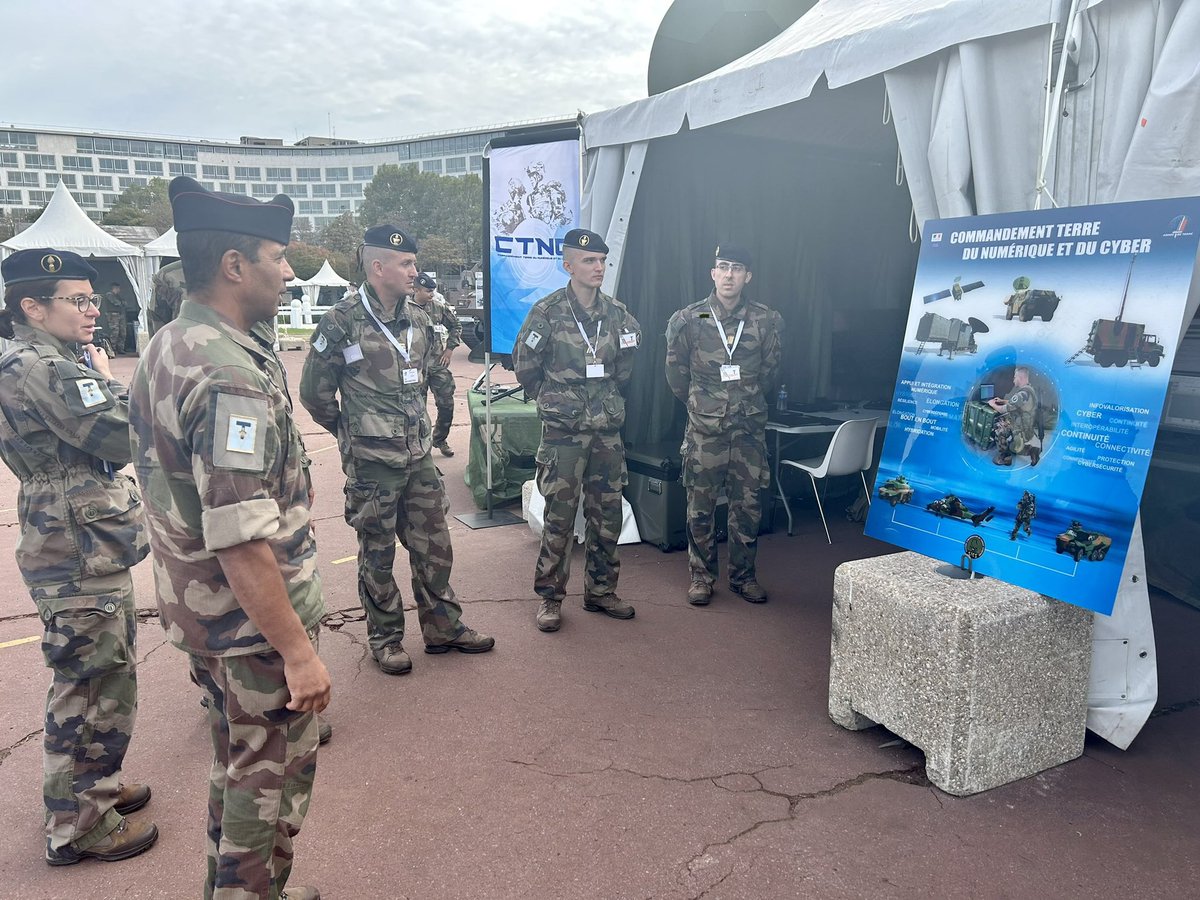 48eRT_CDC's tweet photo. Hier après-midi le 48 qui a participé au montage du stand du #CTNC - Commandement Terre du Numérique et du Cyber pour la #PIHEDN de l’armée de Terre a présenté son stand en avance de phase au #GAO.
#DeCombat
@COMSIC_FR
@armeedeterre https://t.co/1HfhmEVHH5
