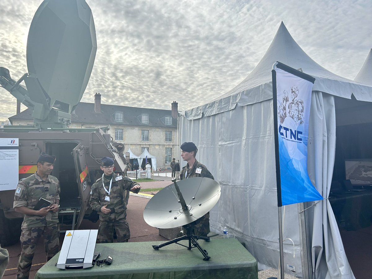 48eRT_CDC's tweet photo. Hier après-midi le 48 qui a participé au montage du stand du #CTNC - Commandement Terre du Numérique et du Cyber pour la #PIHEDN de l’armée de Terre a présenté son stand en avance de phase au #GAO.
#DeCombat
@COMSIC_FR
@armeedeterre https://t.co/1HfhmEVHH5