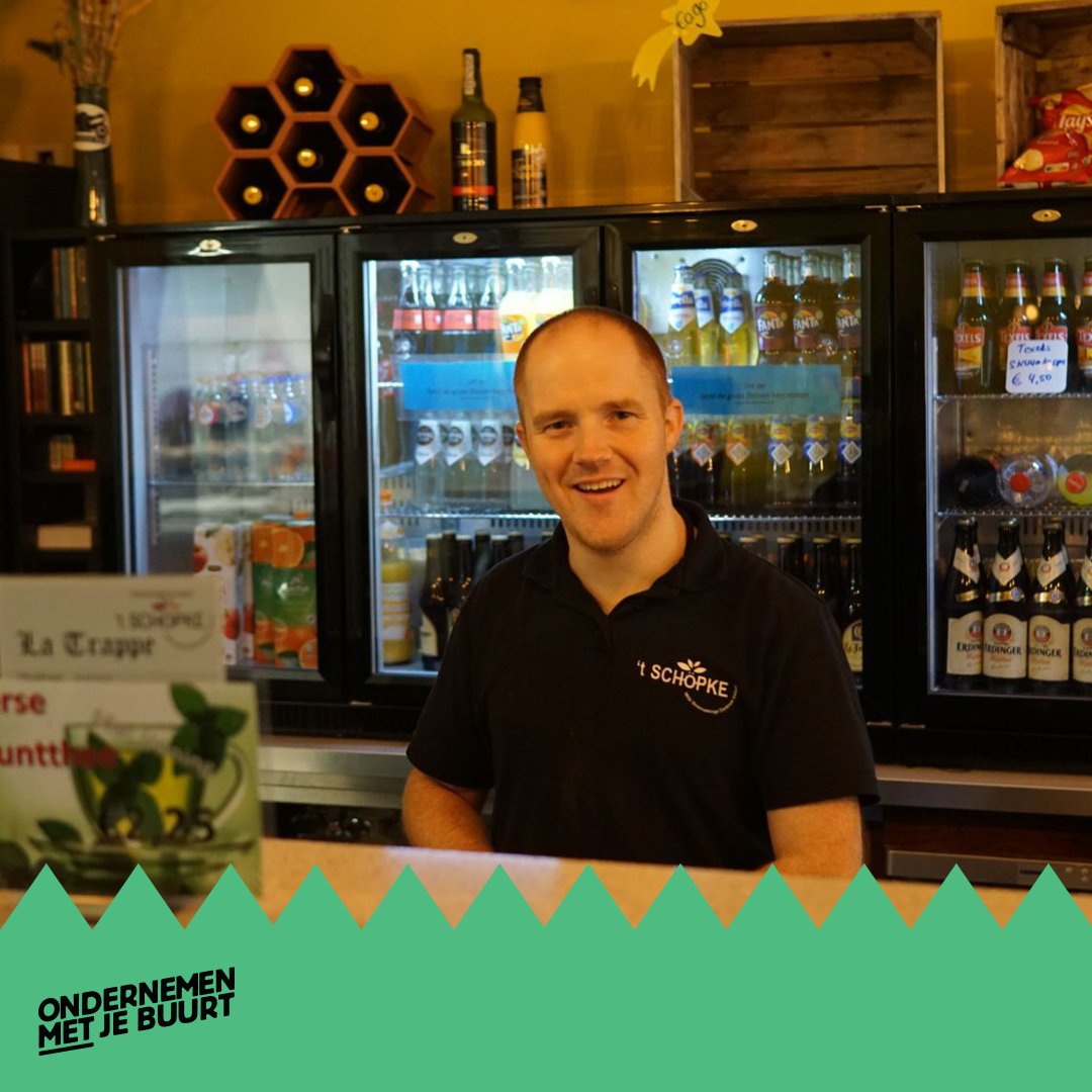 Bewonersbedrijven zorgen ervoor dat iedereen mee kan doen in de samenleving!

't Schöpke in Limburg bijvoorbeeld, heeft een unieke samenwerking met dagbestedingsorganisatie Dichterbij. Luke (foto) werkt onder andere in het café van het bewonersbedrijf om bestellingen op te nemen.
