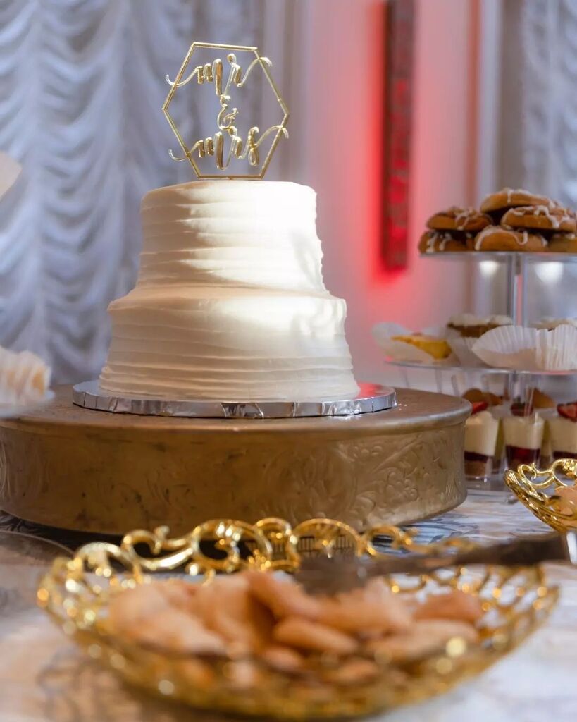 Renaissance_RVA's tweet image. Heeeellloooooo beautiful😍🤤

📷: @alexander_jawfox

#cake #dessertime #desserttable #dessertinspo #weddinginspo #yummy #yummyinourtummy #ohwowyes #flashesofdelight #itsdesserttime #renaissancerva #renaissanceballroom #renaissancewedding instagr.am/p/Cyi_Gx2yLES/