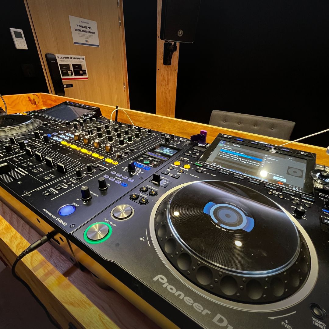 Studiomatic_'s tweet photo. 🎧 Le tout premier Studiomatic DJ est enfin OUVERT 🎉

Visitez ce studio ou réservez votre session à -50% dès maintenant 
 👉 https://t.co/APNayyoO8g 

#djs #dj #music #djlife #djing #djset #djlifestyle #pioneerdj #musicproducer #studio #recording #recordingstudio #djstudio https://t.co/tdWzaQFH2j