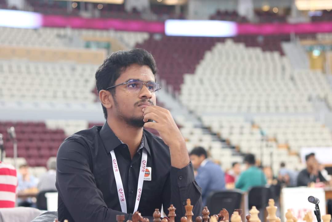 ChessbaseIndia's tweet photo. Grandmaster Karthikeyan Murali has managed to do something extraordinary - something only one Indian player has managed to do so far. After Vishy Anand, Karthikeyan is the second Indian player to defeat the World no.1 Magnus Carlsen in classical chess!

Karthikeyan scored a powerful win against Magnus with the Black pieces in the 7th round of Qatar Masters 2023. The Grandmaster from Thanjavur played a picture-perfect game! One mistake from Magnus, and he captured the edge and converted the endgame smoothly.

What a huge day for Karthikeyan and Indian Chess! With this win, he now joins the lead with a score of 5.5/7 points. We Wish all the best to Karthikeyan for the last 2 rounds!

Photos: Aditya Sur Roy