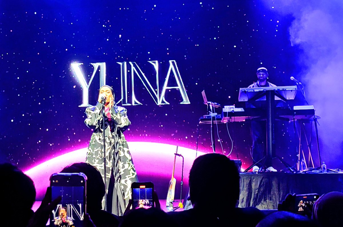 YUNA Asia Tour

So if you know me long enough.. by now you should have already know I'm a HUGE Yuna fan

I'll keep this one short;
Her beautiful voice, her elegant moves, her little giggles.. 
SHE'S A QUEEN❤️❤️❤️

#YUNA #YunaAsiaTour #Eventimliveasia

instagram.com/p/Cyi9wHVBF4Z/…