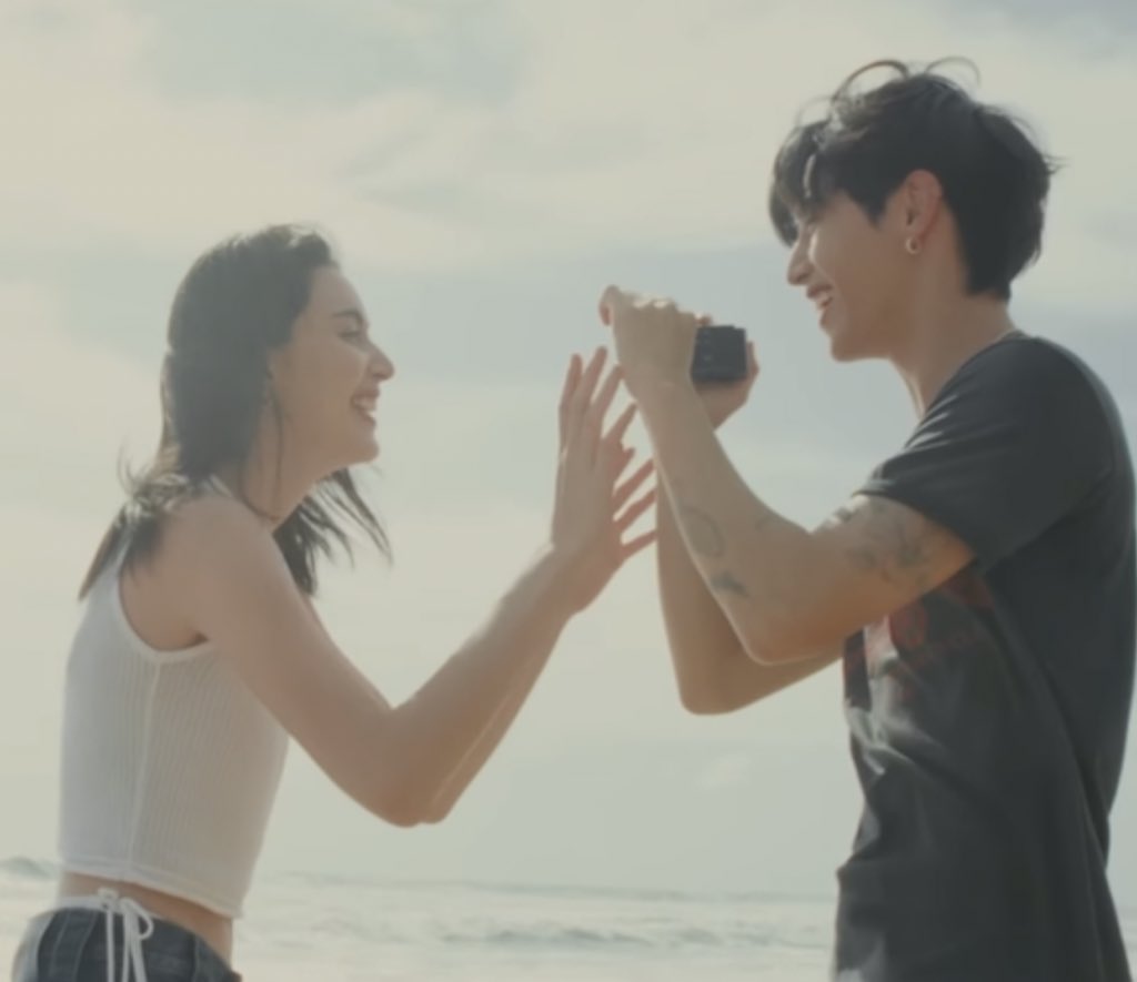 MM29_MT's tweet photo. @DNAmngmnt @marktuan #EEF I know this is acting, but both of them make me believe they fell in love. Their smiles look really happy, Great music video , they did amazing!💓

#YourWorld This song is my most favorite, I dance along every times, it's natural, lively, so cute🫵🏻🌎

#FallinEPlisteningparty https://t.co/3awIka8Ou8