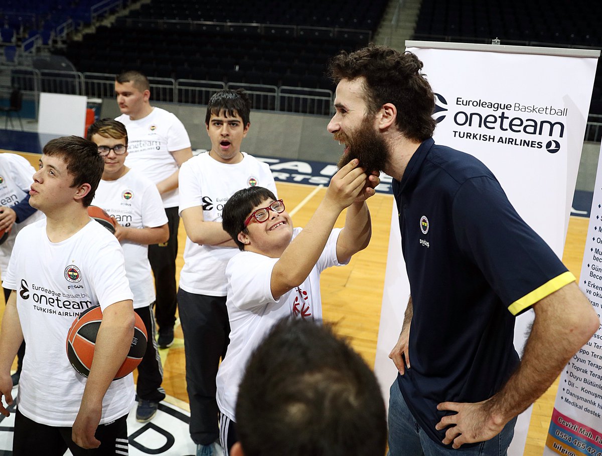 OTEuroleague's tweet photo. ➡️ @OlimpiaMI1936 and @FBBasketbol paid tribute to @GigiDatome achievements during these weeks’ games, and we want to do the same!

His years of commitment and dedication for the One Team program inspired us all🤝

#WeAreAllOneTeam https://t.co/NCY30c7JQl