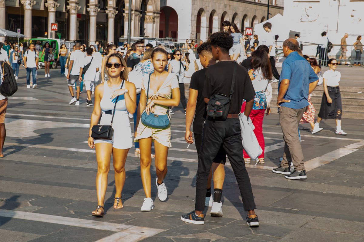 Con Irene Soave giornalista del settimanale ‘Oggi’, per le strade della città inquieta.
With Irene Soave, journalist of the weekly magazine 'Oggi' on the streets of the restless town.
<a href="/oggisettimanale/">OggiSettimanale</a> <a href="/la_soave/">lasoave</a> <a href="/CarloVerdelli/">Carlo Verdelli</a> <a href="/tauvisual/">roberto tomesani</a> @afip_international #oggisettimanale #Milan