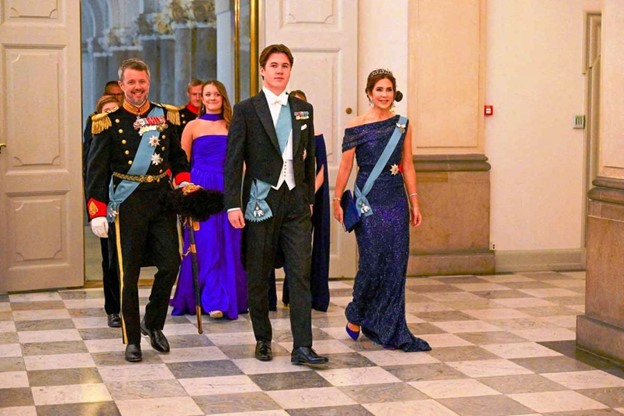 ПЯТЬ БУДУЩИХ КОРОЛЕВ СОБРАЛИСЬ ВОКРУГ ПРИНЦА КРИСТИАНА НА ЕГО 18-ЛЕТИЕ
royals-mag.ru/22564/