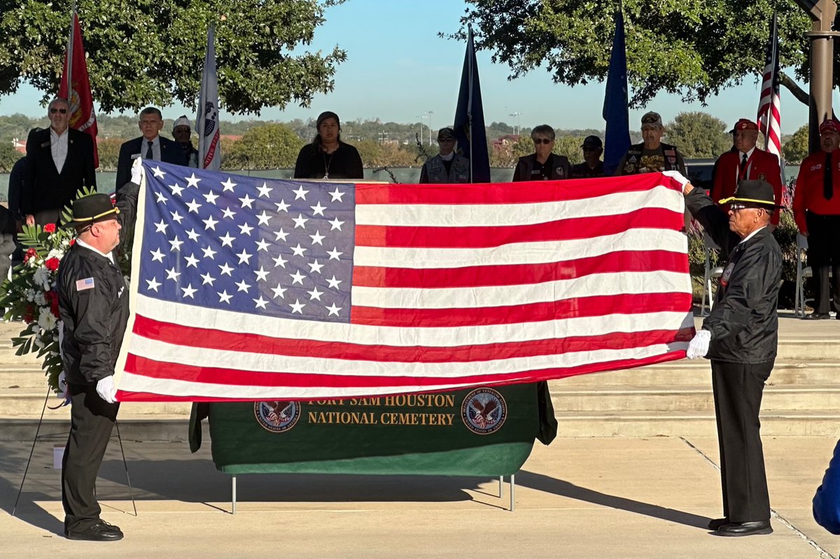 BexarCountyMVSC's tweet photo. More than 100 people attended today's memorial service at Ft Sam Houston Nat'l Cemetery honoring 10 veterans who were interred Jul-Sept with no known relatives. Mayor Ron Nirenberg provided remarks. https://t.co/5Dvaj2TOCo