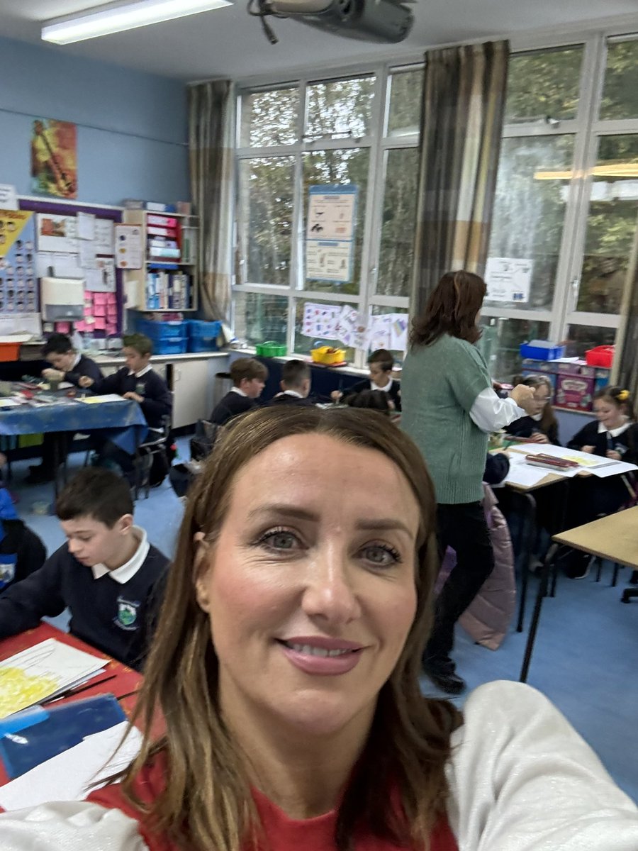 AandDFactory's tweet image. Today I had the pleasure of teaching P6 kids who attend Edendork Primary school how to paint an autumnal landscape in perspective using warm colours and pointillism. #primaryschool #primaryart