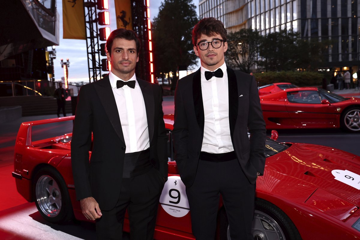 ScuderiaFerrari's tweet image. Swapping their race overalls for tuxedos 🤵‍♂️

Celebrating the Ferrari Gala in NYC last night 🍎