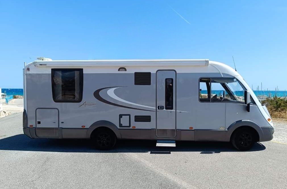 Ey! Hemos estado tan desaparecidos que no te hemos contado esta noticia 😁 Por problemas burocráticos nos hemos visto obligados a vender nuestra vieja autocaravana Magec. Y eso que ahora estaba en el mejor momento 😢 Ahora, hemos ido hasta Alicante a comprar esta nueva