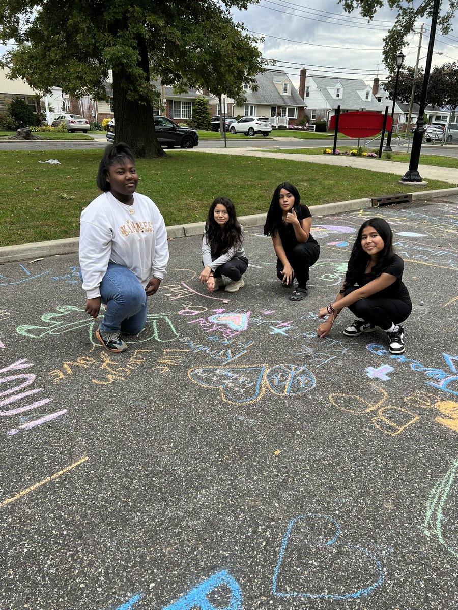 Unity Day Ribbons followed by a Chalk Walk 🧡🧡🧡 #unitedagainstbullying @MineolaMS