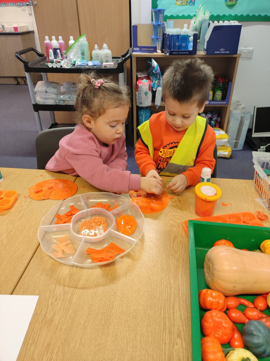 MiniExplorersPD's tweet photo. Our #EAL group @PDCS_EYandRec @pdcsReception enjoyed exploring an autumn themed tuff tray. Lots of pumpkins, big ones, small ones, even stripey ones. We learned new vocabulary to describe our favourite π & we crafted a special pumpkin to take π #topicinspired πππ https://t.co/VrW2Ax6WGv