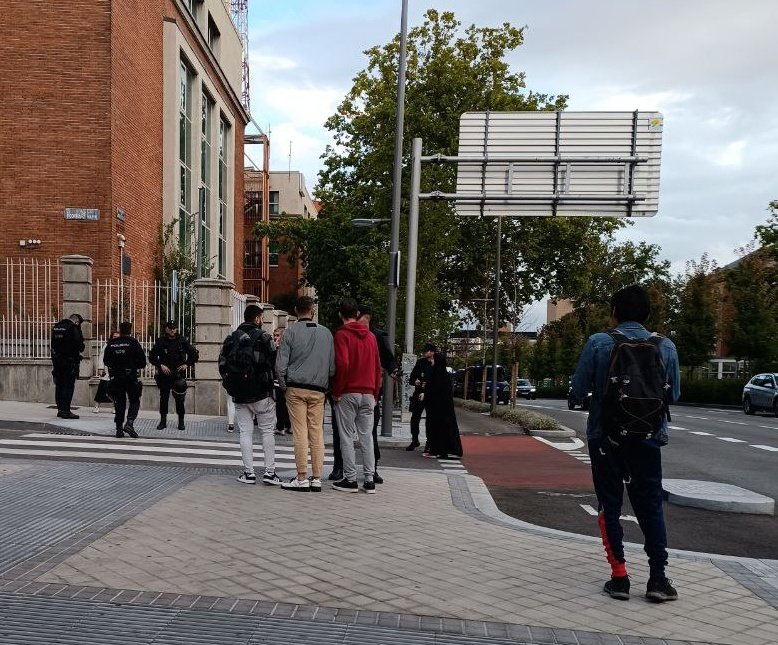 ymouled's tweet photo. Están anotando sin ningúna justificación ni razón objetiva, los datos de las personas que portan algún distintivo o elemento vinculado a Palestina. Por supuesto, las principales víctimas de estos controles están siendo las personas que no son blancas. #Racismo

Estado de Derecho. https://t.co/ZAQjzxlJeW