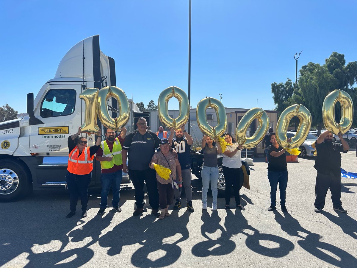 JBHuntDrivers's tweet photo. Help us congratulate #JBHuntDriver, Valentine, who recently hit one million safe miles! His team says the joy he brings to their account is unmatched, and they were so happy to celebrate this achievement alongside him. You make us so proud, Valentine! https://t.co/Q8thuZcqDc
