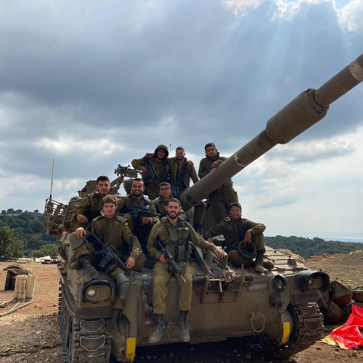 Tothanim_IDF's tweet photo. מוכנות אש בכל הגזרות: קצין התותחנים הראשי, תת-אלוף יאיר נתנס ביקר בגזרה הצפונית את לוחמי חטיבת האש 282, בסדיר ובמילואים. https://t.co/qSv54iRPp6