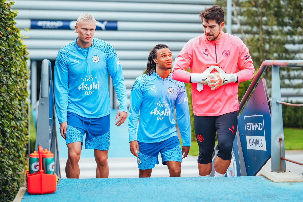 ManCity's tweet photo. The boys are back in town! 🤩 https://t.co/fNQj8l10Oe