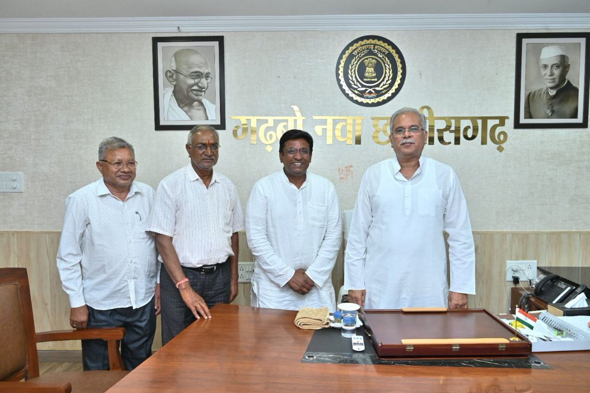 psharmainc's tweet photo. कांग्रेस पार्टी से रायपुर ग्रामीण का प्रत्याशी घोषित होने पर मेरे मार्गदर्शक आदरणीय श्री भूपेश बघेल जी, जिनकी स्कूल ऑफ पॉलिटिक्स का मैं छात्र हूँ से मिलकर धन्यवाद दिया एवं आ��ीर्वाद प्राप्त किया।

साथ में साहू समाज के रायपुर परिक्षेत्र के अध्यक्ष श्री डेहरा राम साहू जी एवं सचिव श्री भागीरथी साहू जी भी उपस्थित थे।

@bhupeshbaghel @DeepakBaijINC @INCChhattisgarh @stnrnsharma 

#Congress #ChhattisgarhElection2023 #raipur