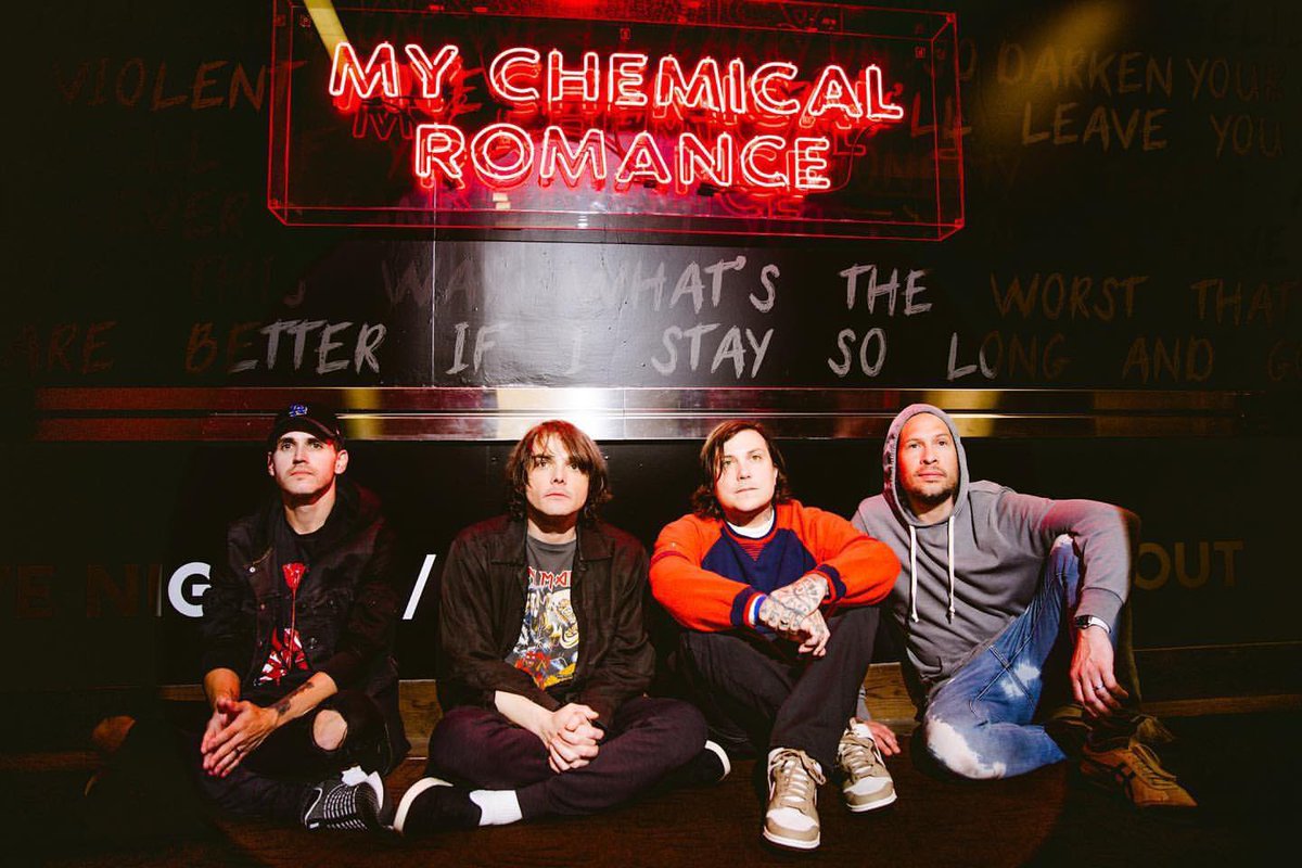 FakeYourDeathBR's tweet photo. Oi, mcrmy!! 

Vocês viram as fotos novas divulgadas do my chem? ❤️ https://t.co/uacHkDSrpG