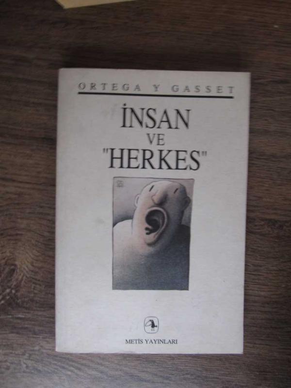 @wilmakedi İnsanların bir konuda söyleyecek açık seçik hiçbir şeyleri olmayınca, susacak yerde tam tersini yapma huyları vardır: sözü ayyuka çıkarırlar, yani bağırırlar. Ve bağırtı saldırının, savaşın, kıyımın sesli eşiğidir. #JoseOrtegaYGasset