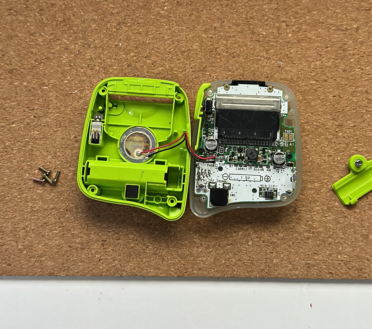 TheAser97's tweet image. Tengo una #PokemonMini y no me funciona. La he abierto y no veo nada extraño. Alguien me puede ayudar? Alguien que sepa que puede ser? 

#ConsolasRetro