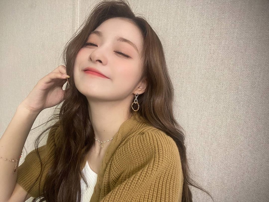 Dressed in my favorite outer, I am definitely camera-ready! Looking and feeling great, I’m channeling my inner superstar and giving the lens my best shot.