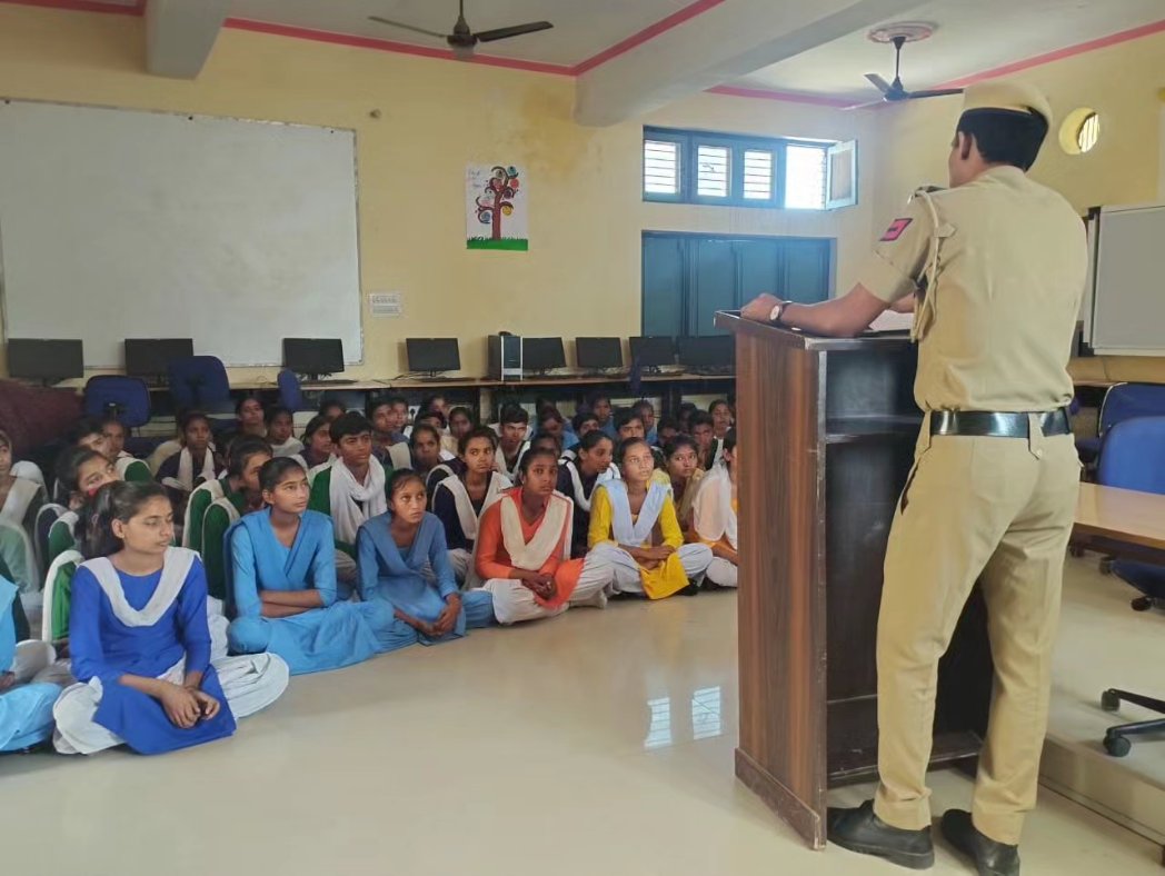 hansi_police's tweet photo. सभी हो साइबर स्मार्ट मिशन के अंतर्गत जिला हांसी पुलिस का महा साइबर जागरूकता अभियान लगातार जारी। किसी भी तरह का साइबर फ्रॉड होने पर तुरंत 1930 पर करे कॉल।
@police_haryana @HisarRange @SCBHaryana @DGPHaryana https://t.co/BbPeGYGaQe