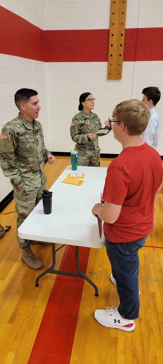 ExtensionHack's tweet photo. Spent some time today helping youth Connect the Dots! Had a great time with @AuroraHuskies connecting with industry reps, learning about our skill set, and developing resumes. Always a pleasure working with polite, respectful, and open-minded youth! 

Thank you for hosting us! https://t.co/uZj7UMfCLH