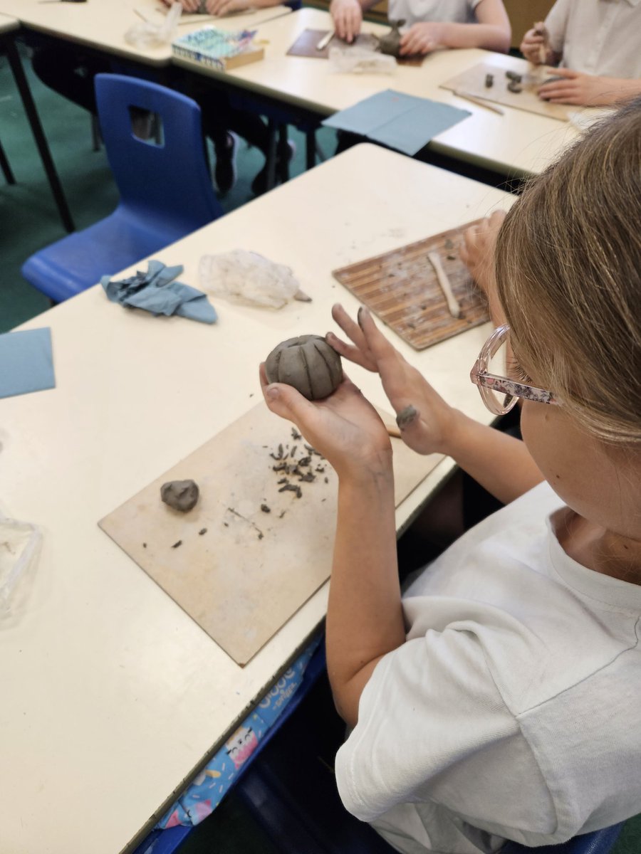 jayloumc's tweet photo. Art Club's in full swing. This week, we're making pumpkins. Just look at the concentration on those faces! Amazing job. Well done! @EPSElton https://t.co/0iNczj1t43