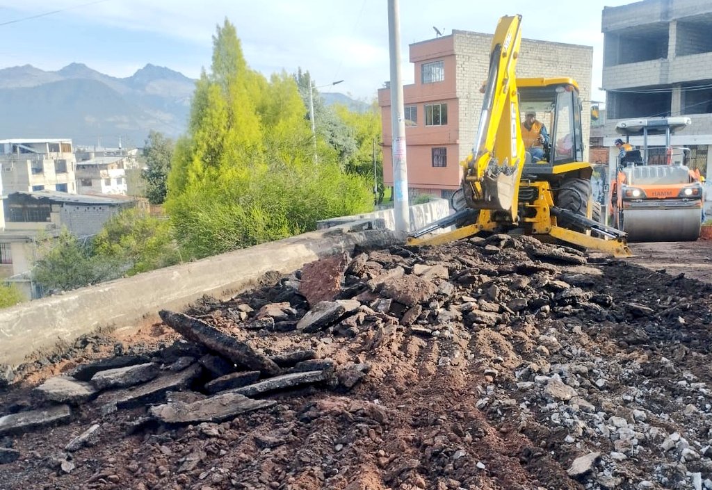 ObrasQuito's tweet photo. 👷✅#RehabilitaciónVial | En #Aymesa continuamos con la intervención de la calle #MiguelÁngelCasares.
Hoy avanzamos con:
👉Excavación y reconformación de la nueva estructura vial
#QuitoRenace https://t.co/B70LnmYTnU