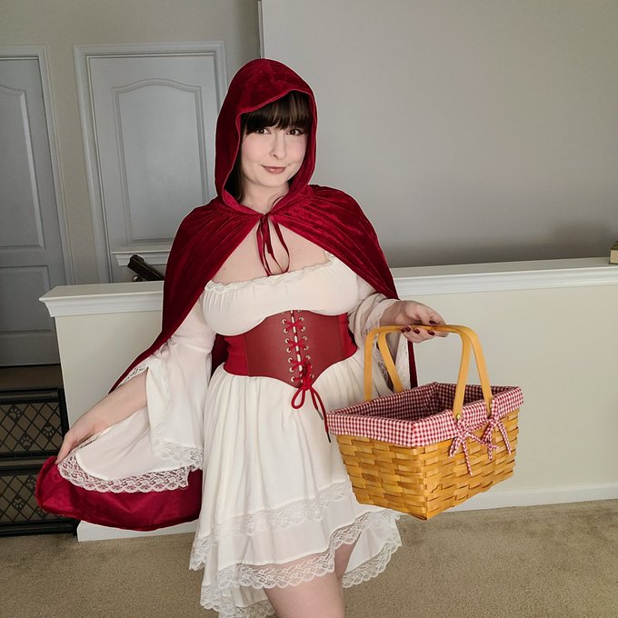 Little Red Riding Hood ❤️ 💋 https://t.co/AA93PjqqJl