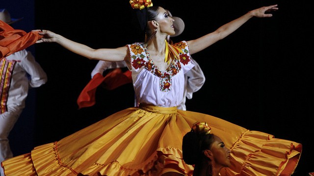 rizomarte's tweet photo. Te invitamos a descubrir el atuendo que llevarán las Catrinas danzantes en el #ledome_bar 🤍 del @iclyonhoteldieu

Consiste en la representación artística de la danza tradicional del 💛 Las Amarillas. 

🤗Lectura en 🫶 🇲🇽
https://t.co/bBzHJOX30k https://t.co/lUqp4gDykE