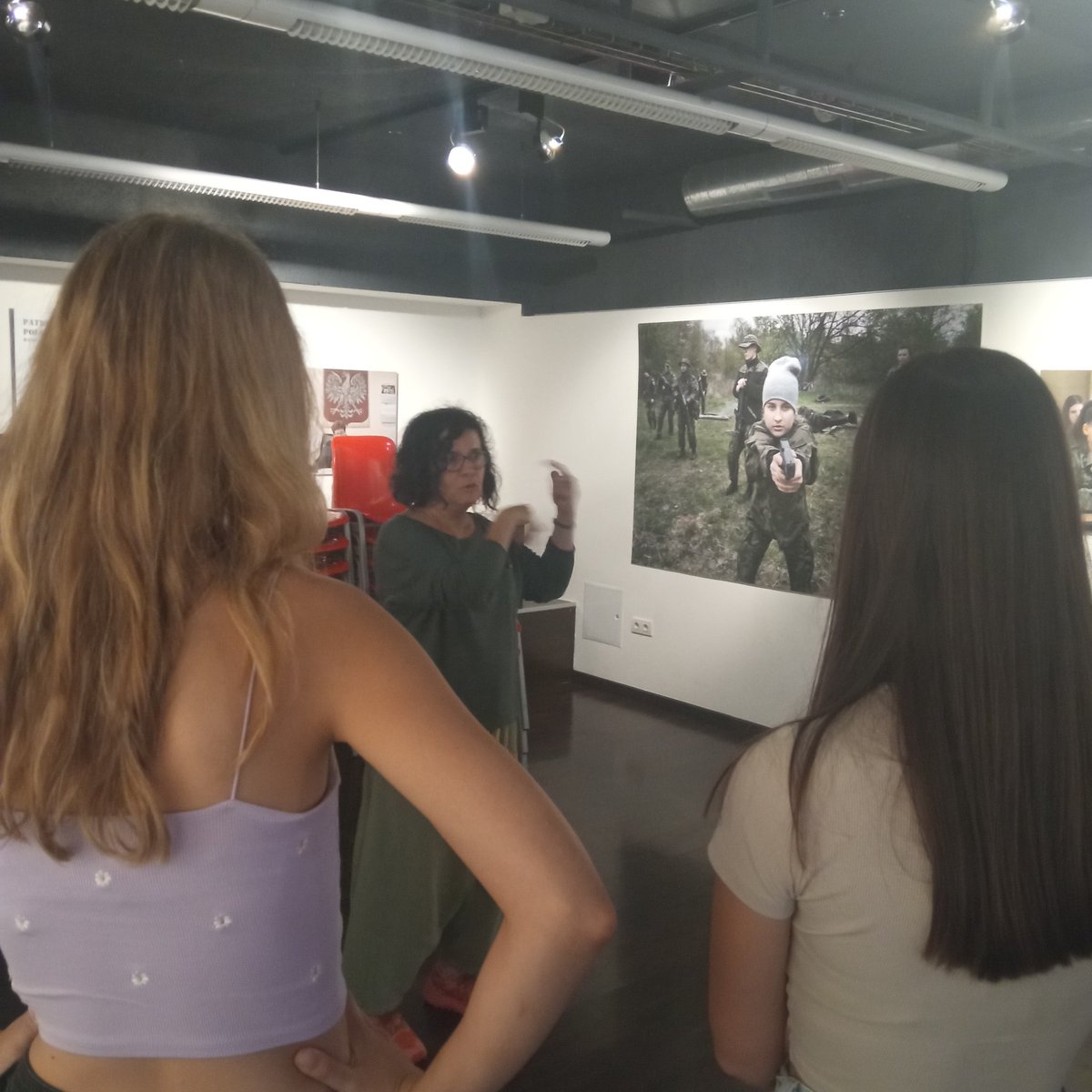 xarxavalors_sc's tweet photo. Visita amb les joves #FastLisa a l'exposició fotogràfica #PatrioticGames amb un debat organitzat per #SCCoopera on parlem sobre la radicalització dels discursos a Polònia i com aquests atenten contra els drets i la llibertat d'expressió #CentreCivicRiu https://t.co/8crDESApRW