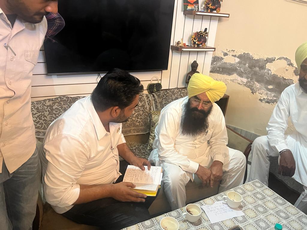 Jacofvets's tweet photo. JAC NEWS FEED 17-10-2023 
Today our state executive member of JAC Dr Vineet Joshi and our ex state president of PSVOA &amp; now DDAH shri Mukatsar sahib Dr Gurditt Singh met MAH Gurmeet Singh Khuddian ji.
They once again apprised him of the pay parity issue. https://t.co/uVp5YObK6P