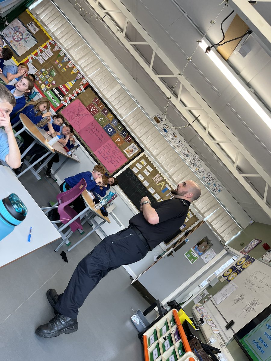 stmarypatrick's tweet image. PC Matt came to talk to us about different types of substances and how to keep ourselves safe. Diolch PC Matt! @swpolice @CSCJES #HealthyConfidentIndividuals