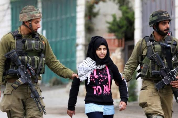 Kanthan2030's tweet photo. “Israeli military is only good at beating up 10-year-old boys and 15-year-old girls in West Bank” — Scott Ritter.

😆 It’s true. 

Israel is also good at launching missiles at hospitals and schools. But that’s it.

Now they are chickening out about invading Gaza. 🐔 https://t.co/w3cEW9uOGQ