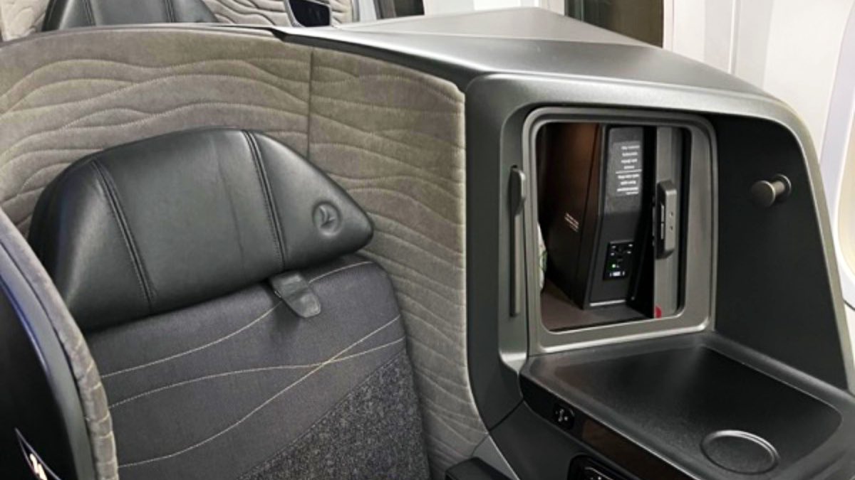 flight_report's tweet photo. [Récit de vol] Un vol très agréable de 3h40 en gros porteur sur un @Boeing 787-9 de @TurkishAirlines entre @igairport 🇹🇷 et @ParisAeroport 🇫🇷 en Business :

Cabine en configuration « 1-2-1 », équipage noté 8/10, petit-déjeuner chaud complet.

✈️ https://t.co/oLoJl463Ax https://t.co/3eQzrJKArx