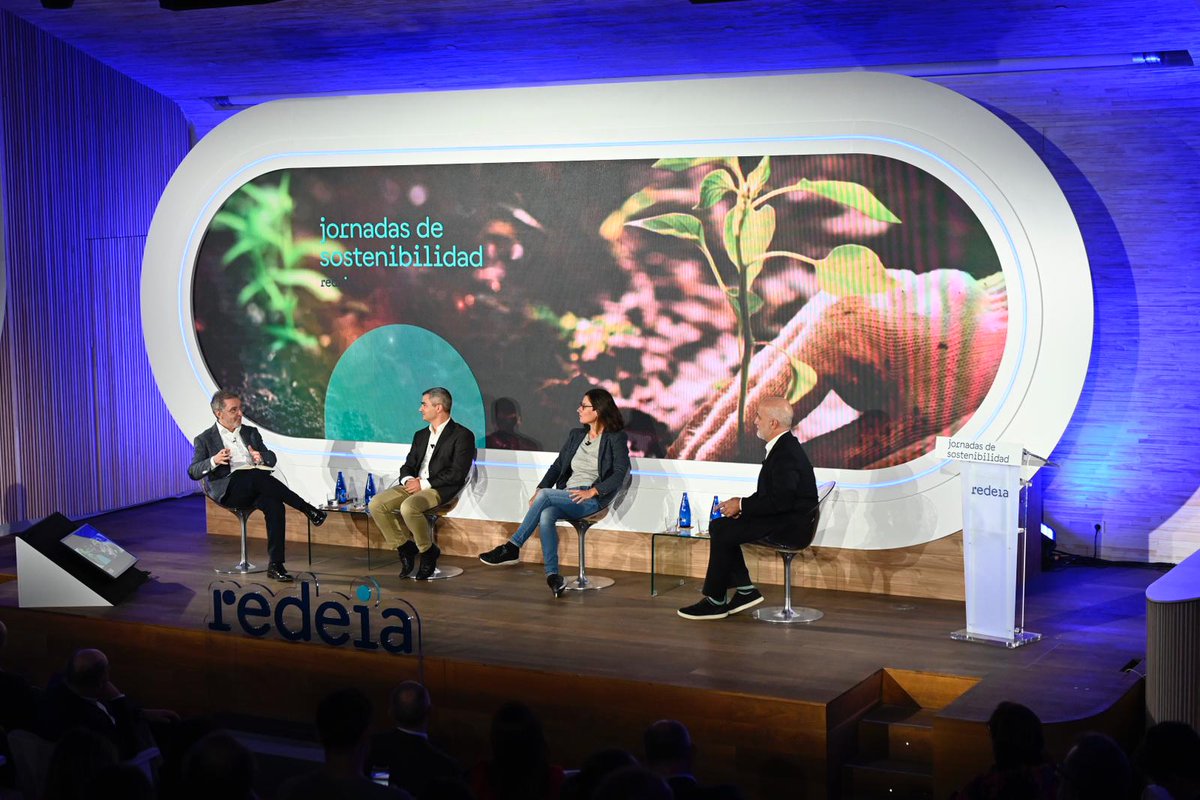 RedeiaCorp's tweet photo. La #cultura es la protagonista de la última mesa de las #JSRedeia23. Moderada por Óscar Becerra de @la_fabrica pone el foco en cómo la #cultura, además de un bien básico, es un elemento vertebrador para el futuro de los territorios.

Hoy nos lo demuestran tanto la experiencia del colectivo @BoaMistura1 como las reflexiones de Manuel Borja - Villel, comisario de la 35 @BienalSaoPaulo, Miguel Ángel Herrera, alcalde de @Genalguacilayto @pueblomuseo y Marta Espinós, directora adjunta de @CulturaEnVena_ . Coinciden en que la #cultura contribuye a la reducción de desequilibrios y a la construcción de un #futuro más equitativo.