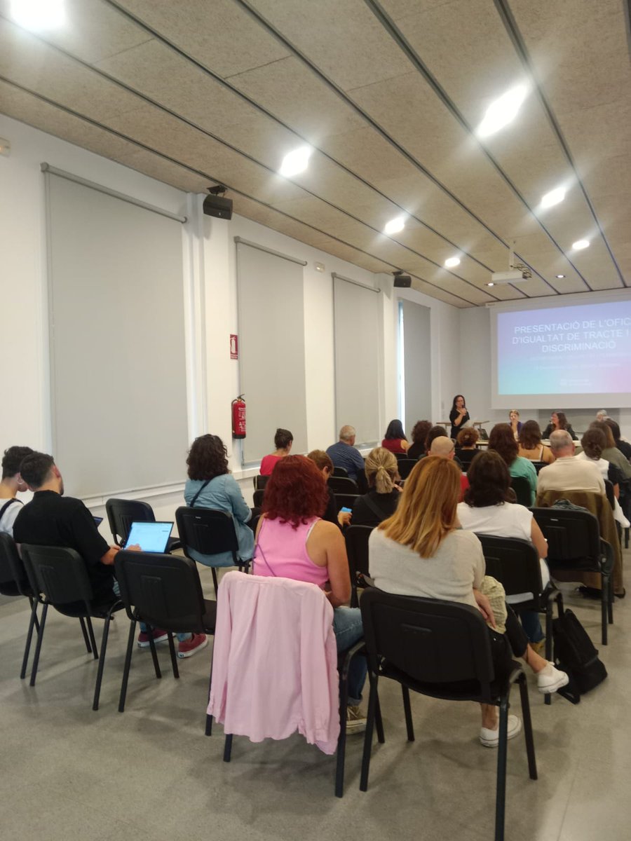 L'Oficina d'Igualtat de Tracte i No Discriminació s'ha presentat avui en una doble sessió (per professionals i per entitats).
La consellera de Drets i Serveis a les Persones del #ccmaresme, Marta Paset, ha convidat tothom a treballar per una comarca lliure de discriminacions
