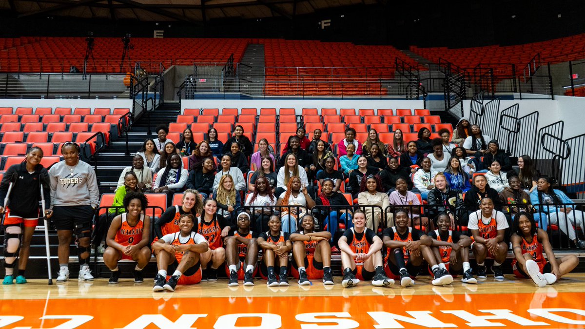 Thank you fans and students who attended open practice yesterday. We appreciate your continued support! 

#EatEmUpKats x #WinTheDay x #NoLimitsOnUs