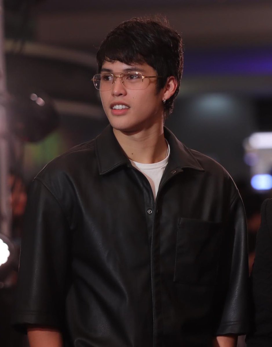 kahyulz's tweet photo. had to pause for a min bcos of how breathtaking kyle's aura. YOU LOOK SO DAMN FINE @kyle_echarri 😩❤️‍🔥

#KyleEcharri https://t.co/GRojKmfhE6