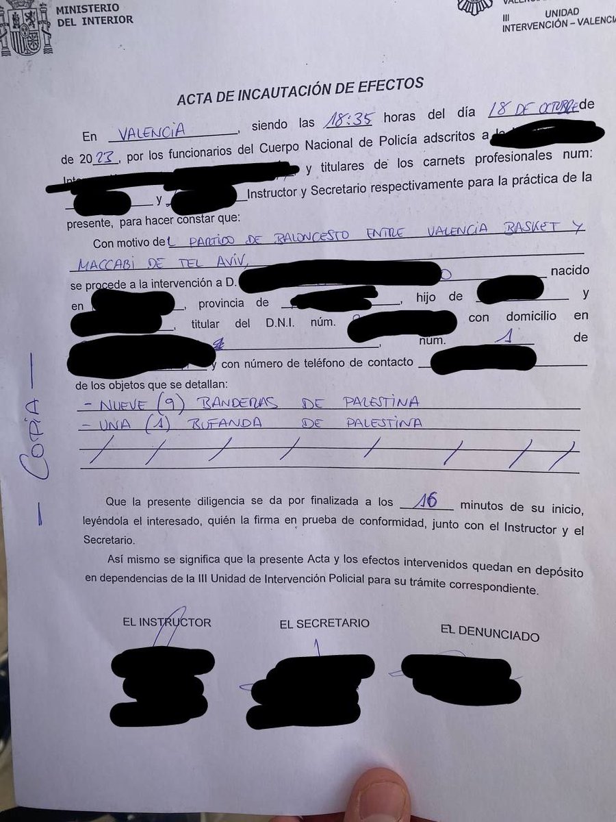 BDSPaisValencia's tweet photo. ❗Important: agents de la policia nacional han requisat banderes palestines 🇵🇸  i han identificat les persones que les portaven fora de La Fonteta de Sant Lluís, on va a jugar el Maccabi de Tel Aviv, equip israelià que s'ha posicionat del costat genocida els últims dies❗ https://t.co/VXNX3tlrh0