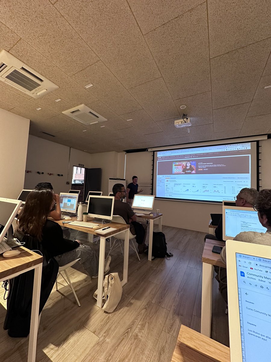 Hoy nos sumergimos en el mundo del #seo
Vamos allá  🚀🚀🚀 #equipo259 <a href="/ernestogbusta/">Ernesto G </a> <a href="/aulaCM/">Aula CM - Escuela de Comunicación y Marketing</a>