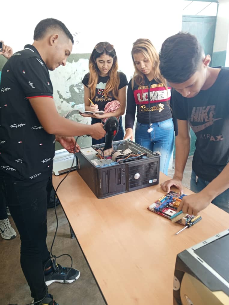 Cbit_etaturen's tweet photo. Taller de Mantenimiento preventivo de equipos tecnológico dirigido a los Estudiantes de 2do trimestre de la Universidad Politécnica del Estado Portuguesa Núcleo La Colonia @fundabitpor @Fundabit_ https://t.co/T7uwYi8iGU