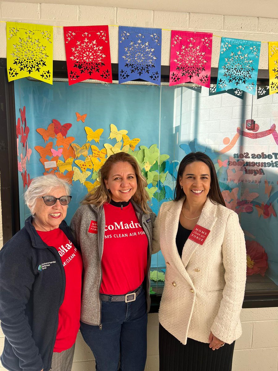 ecomadres_'s tweet photo. Tuvimos el placer de compartir con la comunidad de @rollingterrace durante su "Walking Wednesday". Gracias a @SafeRoutesDC por apoyar la seguridad de los estudiantes y padres que caminan a la escuela.

We had the pleasure of joining the Rolling Terrace community today for "Walking Wednesday". Thank you to Safe Routes DC for supporting the safety of students and parents walking to school.