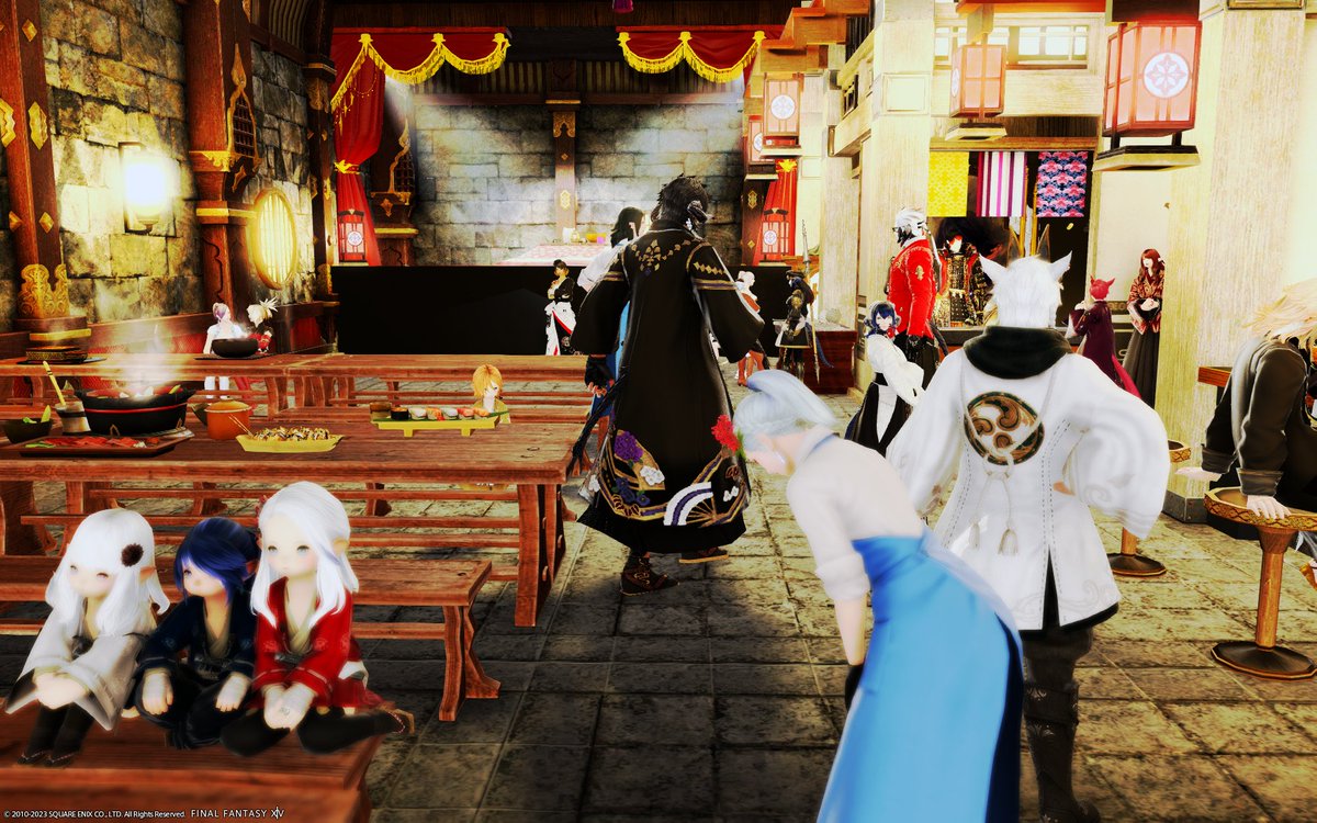 ff14monumomo's tweet photo. 夜市にいってきました。このイベントはイベント運営さんに認められた出店者さんから買いものできるマーケットイベントです。似顔絵屋さんがたぶん多くて 似顔絵1枚100万ギル~なのかな? 英語圏のイベントなので相場が日本とはだいぶ違います。あれ��これも新鮮で楽しかったです↓ #ElementalNightMarket https://t.co/Ou1sjjPZKE
